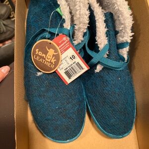 Sanuk suede shoe size 10 women’s